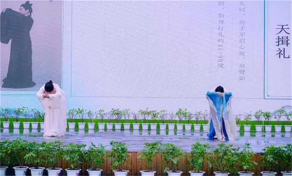 64f743579357f.png 人10.png