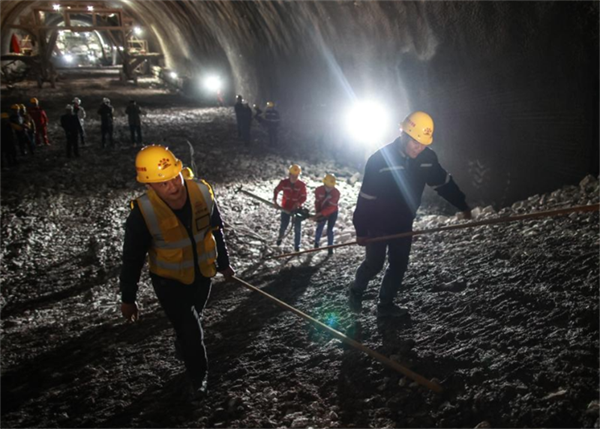 贵州盘兴铁路乐民隧道贯通