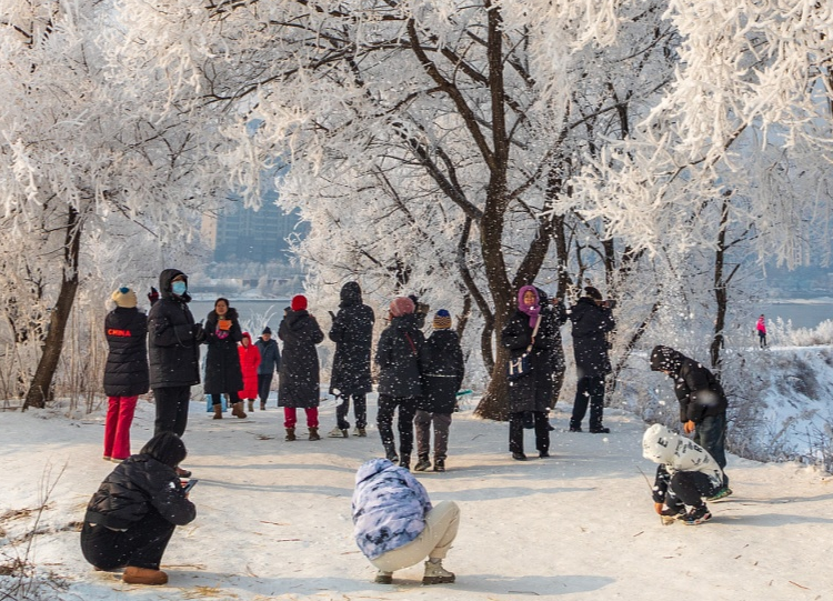 冰雪消费“迸”活力 新场景激发新需求