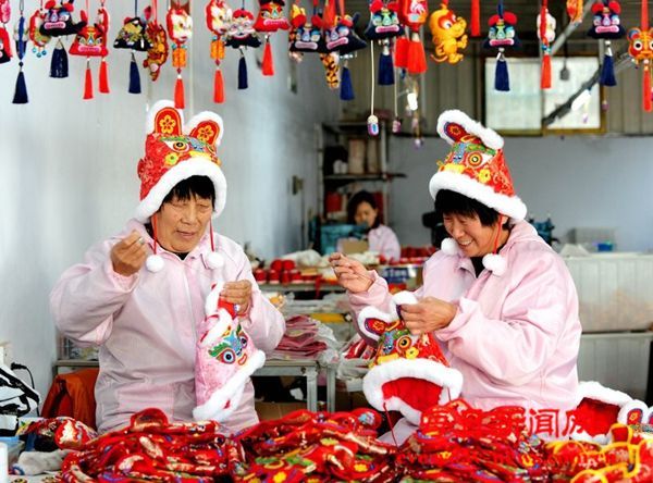 万荣：民俗产品销售旺 生产车间加工忙