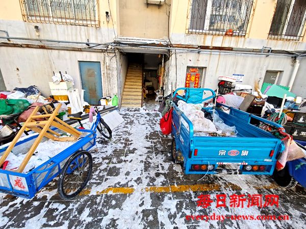   威海一小区居民楼堆积废品有严重隐患