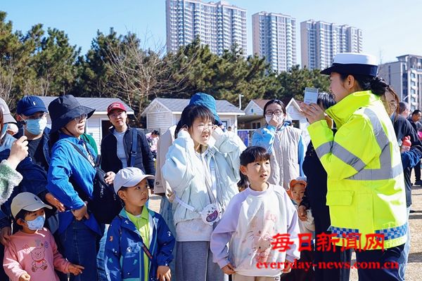 烟台交警支队第五大队借助儿童“跳蚤市场”