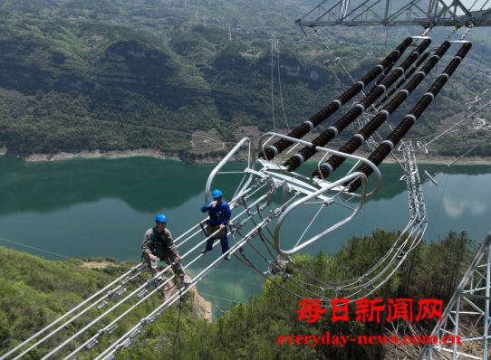 清江上的“高空舞者”——宁湘特高压线路验