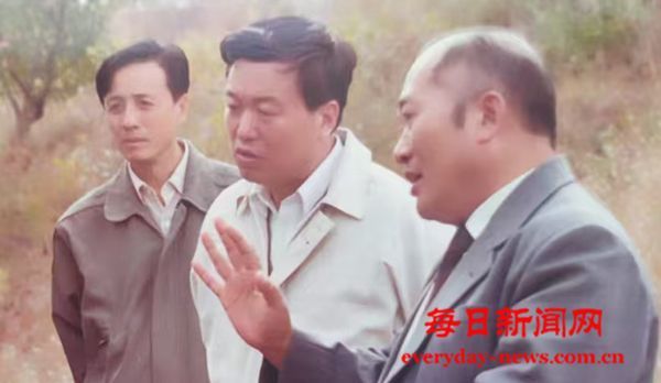 骑自行车上班的市长