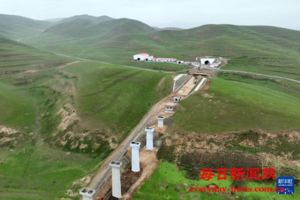 西成铁路西科隧道贯通