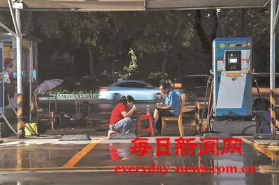 他用镜头记录平常生活中的不平常