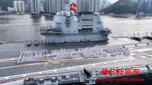 历史时刻访问！山东舰让香港振奋，市民参观