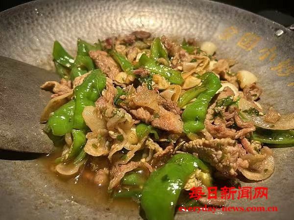 招聘服务员，“本科学历以下勿扰”？