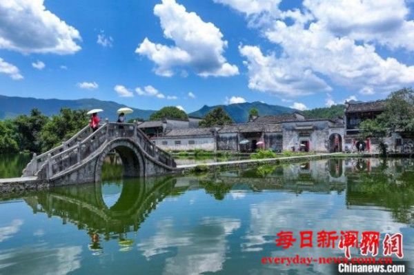 安徽黟县：蓝天白云入画景