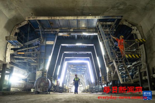 我国最长地铁环线穿越长江隧道贯通