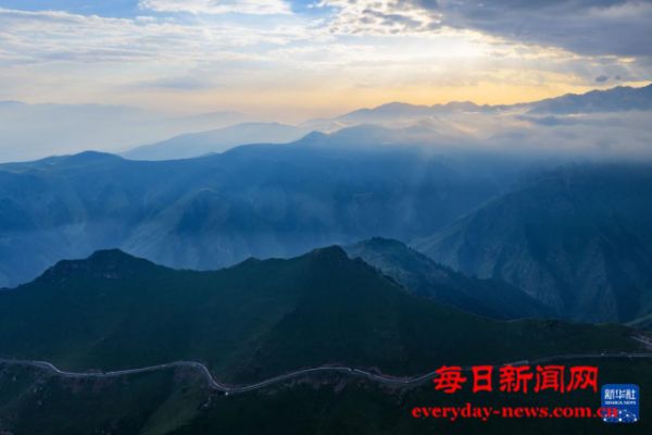 新疆独库公路正值旅游旺季