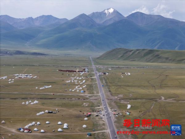 新疆独库公路正值旅游旺季