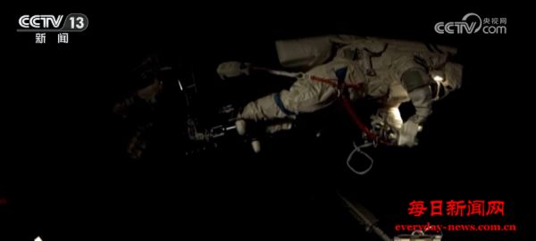 神二十乘组携手新“助手”出舱 解锁“悟空