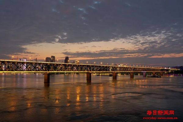 高铁列车过长江，要用几分钟？