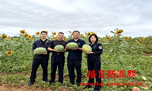 内蒙古鄂尔多斯市公安局驻查干苏村工作队将