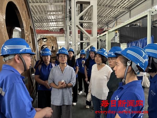 奔赴田野 触摸基层