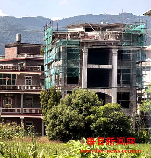福建南安市诗山镇凤坡村村民占道违建曝光后