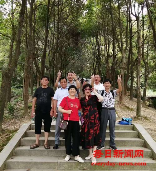 当年知青五十载今日回村来探亲 纪念知识青