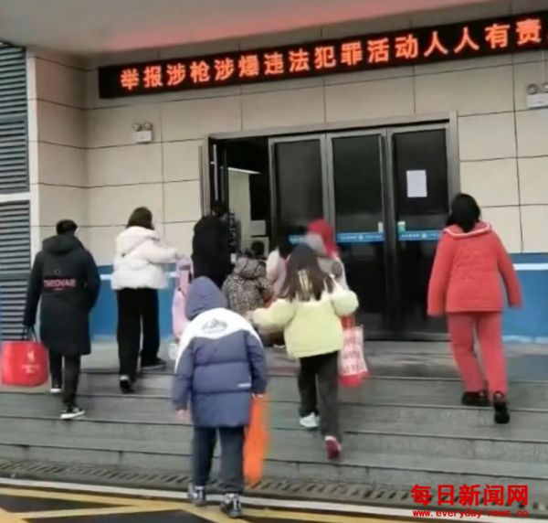 一群小孩哥小孩姐去派出所拜年"