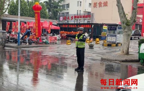【节日我在岗】万荣公安交警坚守一线 护航