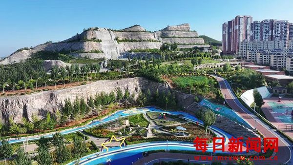 辽宁北票市让废弃的采石场蝶变成山体公园